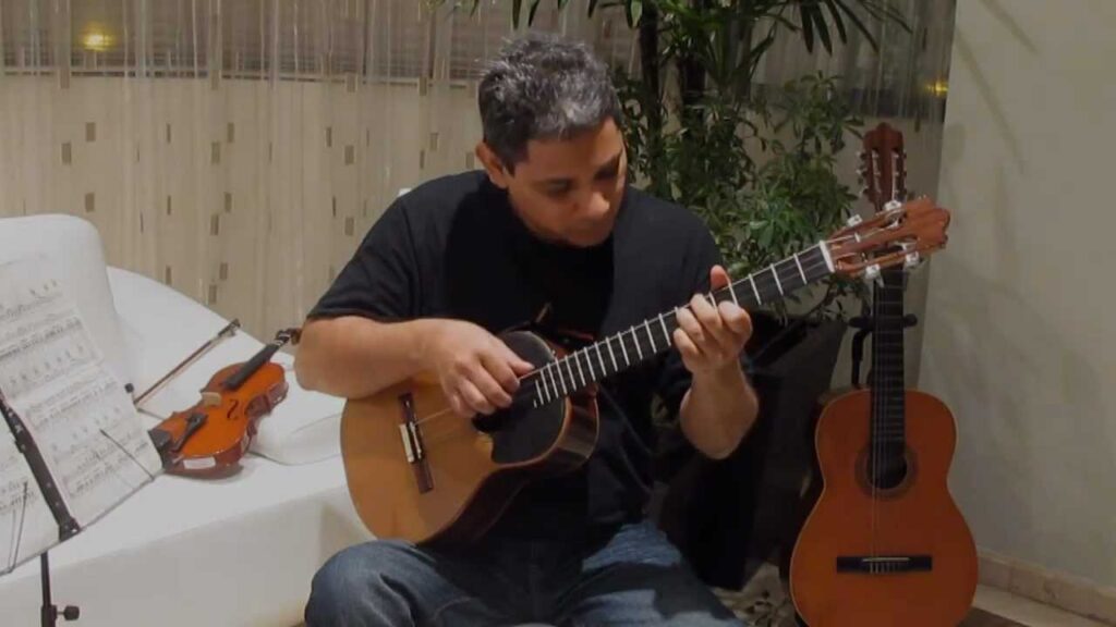 Experience the Magic of Cuatro with Luis Natera's Rendition of "La Casa Azul